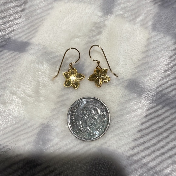 Gold plated hibiscus earrings 🌺🌺🌺 - Picture 2 of 3